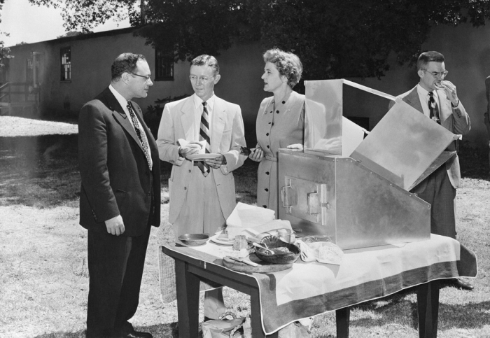 Tiến sĩ Maria Telkes, "nhà phát minh phụ nữ nổi tiếng nhất thế giới về năng lượng mặt trời," nói chuyện với Tiến sĩ J.E. Hobson (trái) và Thomas K. Hitch.